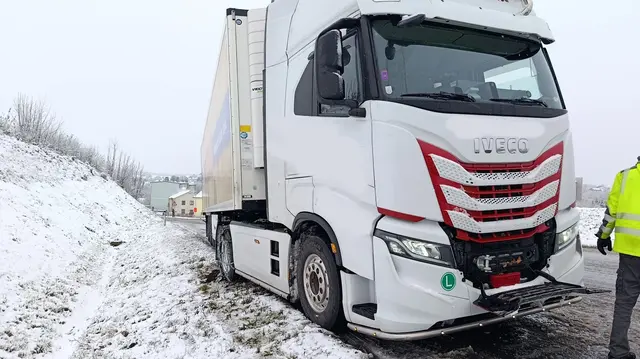 Der zeitweise starke Schneefall führte zu weiteren Verkehrsunfällen im Gemeindegebiet, sowie zu hängengebliebenen Lkws, die den Verkehrsfluss beeinträchtigten. | Foto: FF Aschbach-Markt