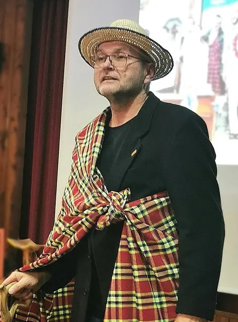 Erwin Mayer im afrikanischen Outfit. | Foto: Josef Messirek