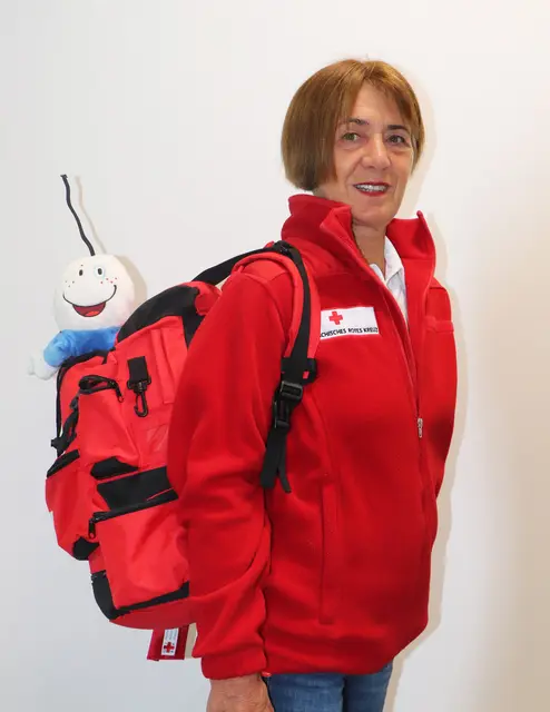 Maria Hojdar ist mit Roko (im Rucksack) in den Kindergärten unterwegs. | Foto: RK Ried