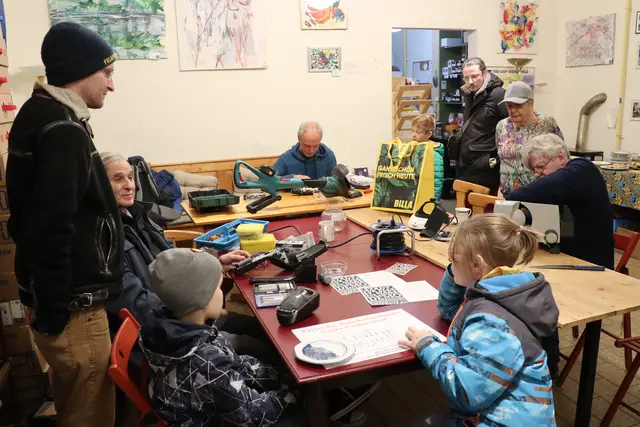 Beim Reparaturcafé im Bahnhofsgebäude Unter Purkersdorf wurde fleißig gewerkt.