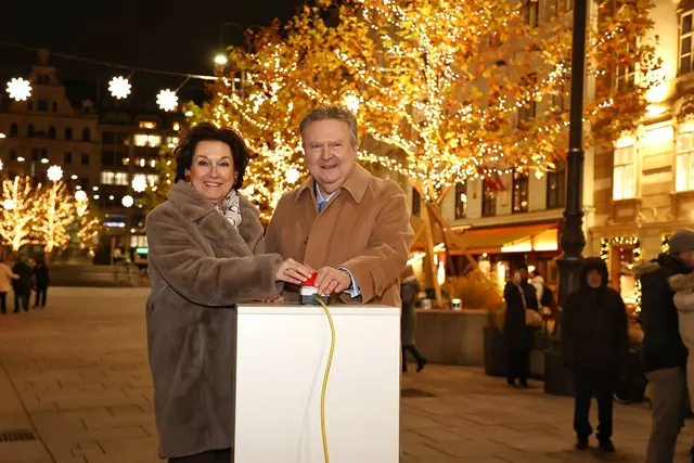 WKW-Vizepräsidentin Margarete Kriz-Zwittkovits und Bürgermeister Michael Ludwig (SPÖ) eröffneten feierlich am Neuen Markt die Wiener Weihnachtsbeleuchtungssaison. | Foto: WK Wien
