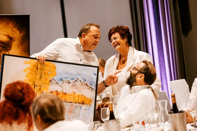 Maximilian-Schatzmeister Peter Wacker bei der Bilderversteigerung. | Foto: Blickfang/Julia Türtscher