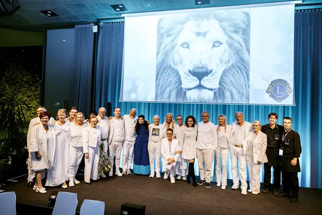 Im Zeichen des Löwen: Die Mitglieder des Lions Club Tirol Kaiser Maximilian mit den teilnehmenden Künstlerinnen und Künstlern. | Foto: Blickfang/Julia Türtscher