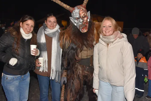 Ein heißer Abend mit den Burg Dämonen aus Windhaag bei Perg und den Oast Teifin aus Perg-Pregarten begeisterte Besucher-Massen aus dem ganzen Bezirk im Sportzentrum Pabneukirchen.  | Foto: Zinterhof