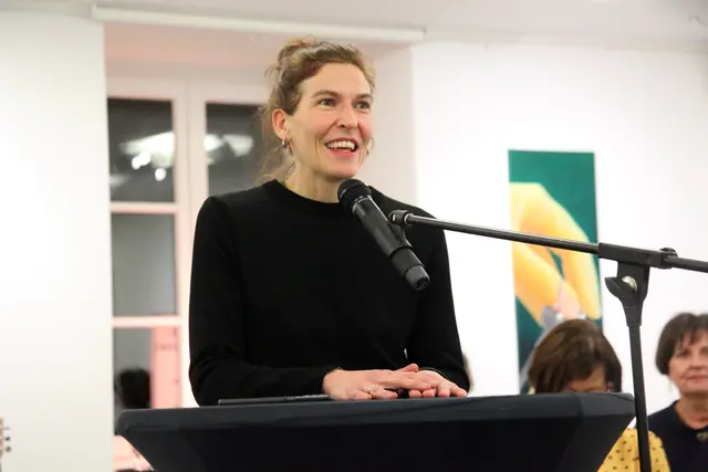 Katrin Deisenberger, Kulturbüro Stadt Imst, begrüßte zur gut besuchten Veranstaltung in den Galerieräumlichkeiten am Stadtplatz.