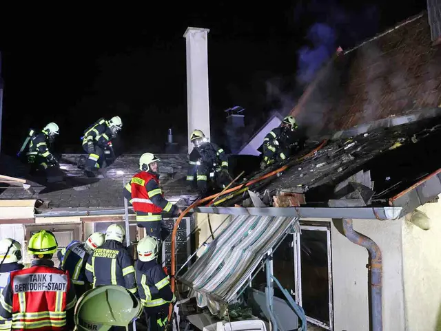 In den Abendstunden des Donnerstages wurden die Freiwilligen Feuerwehren Enzesfeld, Lindabrunn, Hirtenberg, Berndorf-Stadt und Pottenstein zu einem Einsatz bei einem Gebäudebrand gerufen. | Foto: BFKDO BADEN / Markus Hackl