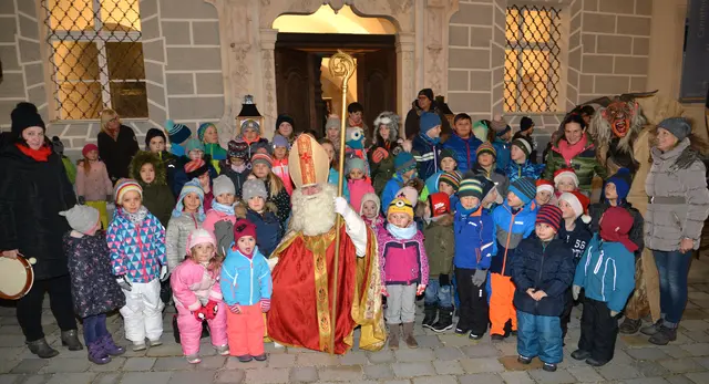 Beim Kinderadvent in der CMA Stift Ossiach am 5. Dezember bringt der Nikolaus die Päckchen wie gewohnt mit dem Boot über den See.  | Foto: CMA Ossiach