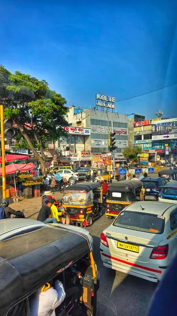 Der Verkehr in Indien ist nix für schwache Nerven: Lautes Hupen um auf sich aufmerksam zu machen, waghalsige Manöver und unendlich viele Mopeds, dreirädrige Taxis sowie Autos. | Foto: Land OÖ/Maringer