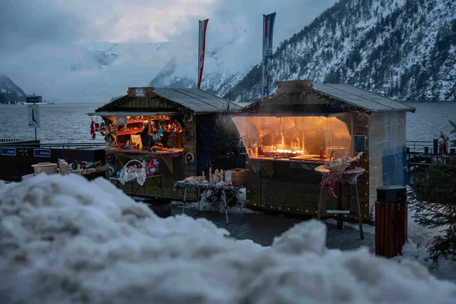 Bei der Landweihnacht beim Kräuterhüttl in Achenkirch erleben Gäste im Advent ein Fest am See.

 | Foto: Achensee Tourismus
