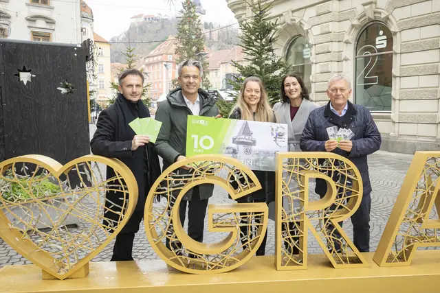 Feiern den Erfolg: Holding-Marketingchef Richard Peer, Wirtschaftsstadtrat Kurt Hohensinner, Carola Kamecek, Graz-Gutschein-Teamleitung Stephanie Drexler und Holding-CEO Wolfgang Malik. | Foto: Foto Fischer