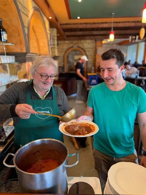 Mahlzeit! Willi Haider kocht kürzlich für die "Fahrmilie" Paier einen ordentlichen Top Gulasch. | Foto: MeinBezirk