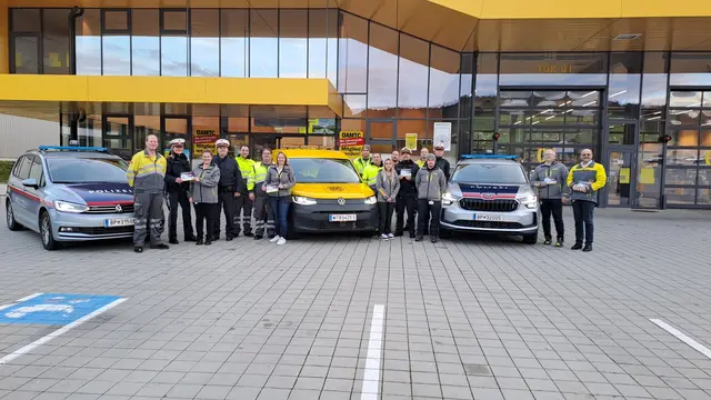 Bei der Aktion in Schweiggers wurden 30 Fahrzeuge mit mangelhafter Beleuchtung von der Polizei angehalten - der ÖAMTC behob die Mängel gratis. | Foto: ÖAMTC