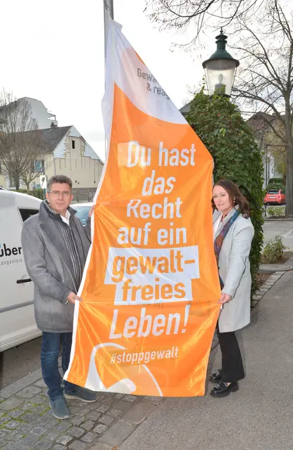 Während des Aktionszeitraumes wird die Fahne der Kampagne „Stopp Gewalt“ gehisst (im Bild Frauen-Stadträtin Susanne Stöhr-Eißert und Bürgermeister Mag. Peter Eisenschenk). Außerdem werden das Rathaus und das DonauSplash orange beleuchtet. | Foto: Stadtgemeinde Tulln
