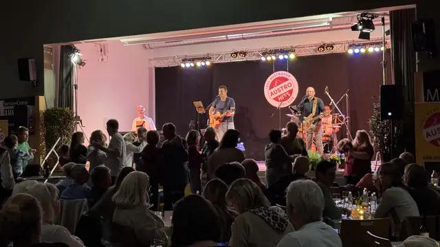 Die Band Austrohits mit Frontmann Stefan Krupica sorge in der Kyrnberghalle in Pyhra für beste Stimmung