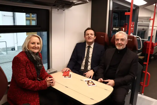 Landtagsabgeordnete Claudia Hagsteiner, Verkehrslandesrat René Zumtobel und ÖBB-Regionalmanager Werner Dilitz (v.l.) haben den Komfort in der ersten Klasse schon genießen dürfen. | Foto: Christiane Nimpf