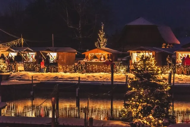 Der Seezauber Neumarkt am Wallersee lädt auch heuer wieder zum stimmungsvollen Verweilen an den vier Adventwochenenden ein. | Foto: Neuhofer