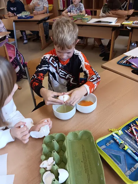 Jedes Kind durfte ein Ei aufschlagen. | Foto: Volksschule Mitterweng