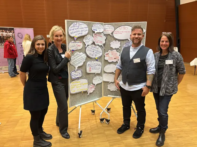 Das Veranstalter-Team vor den gesammelten Gedanken aus der Fokusgruppe mit Lehrlingen der Berufsschule Eibiswald. | Foto: MeinBezirk/Katrin Löschnig