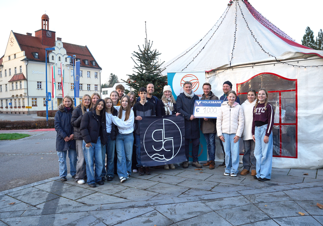 Im Winterdorf überreichte der Verein GLG einen Scheck an die Mittelschule Bad Schallerbach.  | Foto: Wir.Bad Schallerbach