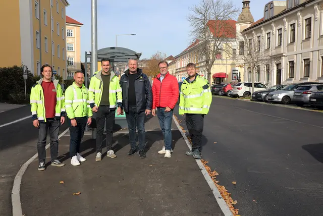 Techniker Simon Allinger, Polier Florian Sperk, Bauleiter Bernhard Matern (Fa. Porr), Bürgermeister Peter Molnar, Infrastruktur-Stadtrat Werner Stöberl und Dominik Kormesser (Straßen- und Wasserbau Stadt Krems) - von links | Foto: Stadt Krems