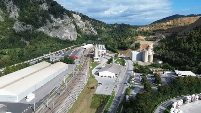 Auf diesem Areal zwischen Schiene und Straße entsteht der neue Terminal Peggau. | Foto: innocube