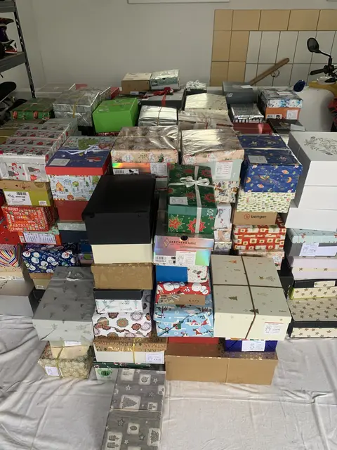 Die beeindruckende Anzahl an gesammelten Schuhkartons zeigt die große Hilfsbereitschaft der Region. | Foto: Weingut Gager