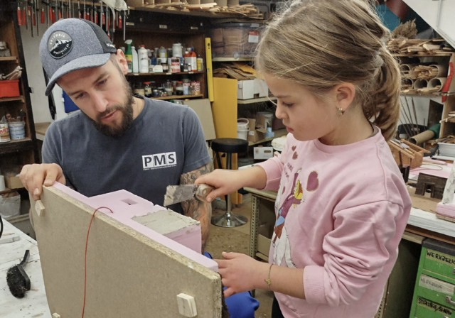 Krippenbau mit Ella und Papa. | Foto: Krippenfreunde Klagenfurt