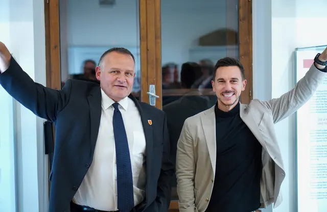 Bürgermeister Gerhard Dreiszker (links) ist stolz, das Museum im Gemeindeamt zu eröffnen. | Foto: Bernhard Kerezsi