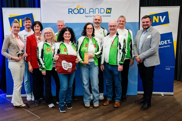 Susanna Hauptmann (Radland NÖ); Philipp Kaider (RAAM-Sieger 2025) , Vertretung des Union Radclub St. Margarethen , LAbg. Christian Brenner | Foto: Michael Kofler