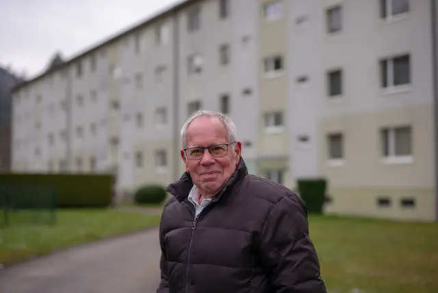 Pittens Energieberater und ehemaliger SPÖ-Bürgermeister Günter Moraw über den aktuellen Energiewechsel für 45 Wohnungen. | Foto: Santrucek