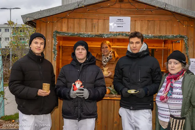 Zivildiener präsentieren die Tonarbeiten, dabei Frau Bombera, dahiner Renate Stolle - Ergotherapeutin. | Foto: www.cine-motion.at / Ivanek