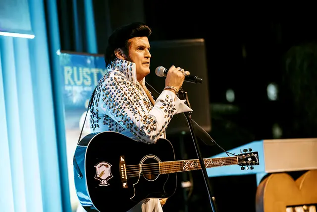 Elvis Tribute Artist Rusty brachte den Rock'n Roll in die Arena. | Foto: Blickfang/Julia Türtscher