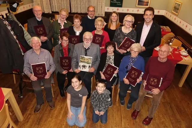 Jubilarinnen und Jubilare waren der Einladung von Bürgermeister Manuel Aichberger ins Gasthaus Fam. Ebner gefolgt und verbrachten einen geselligen Abend. GR Richard Keklik mit Gattin Michaela und Kindern war in Begleitung von Jubilarin Christine Brader gekommen. | Foto: zVg. Stadtgemeinde Lilienfeld