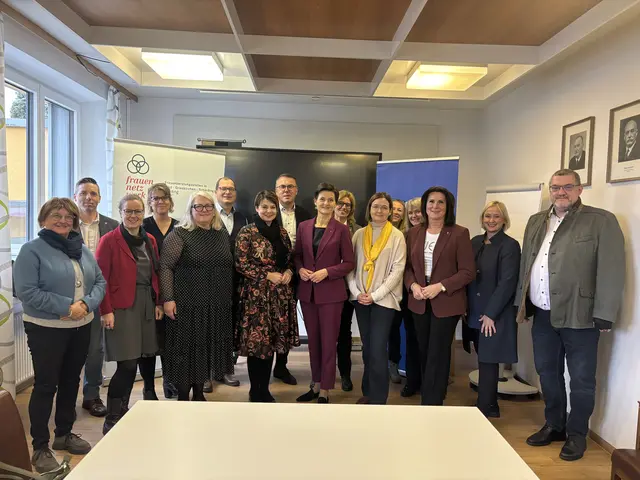 Vertreter der Politik, der Verwaltung und frauenrelevanter Institutionen bei der Eröffnung der ersten Frauenübergangswohnung im Bezirk Ried.  | Foto: MB/Wiesbauer