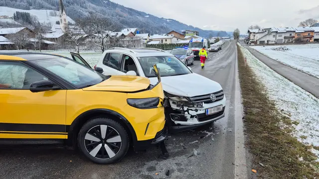 Einsatzkräfte standen am 21. November in Tirol gleich mehrfach wegen Verkehrsunfällen im Einsatz – im Bild die Unfallstelle in Kolsass. | Foto: zoom.tirol