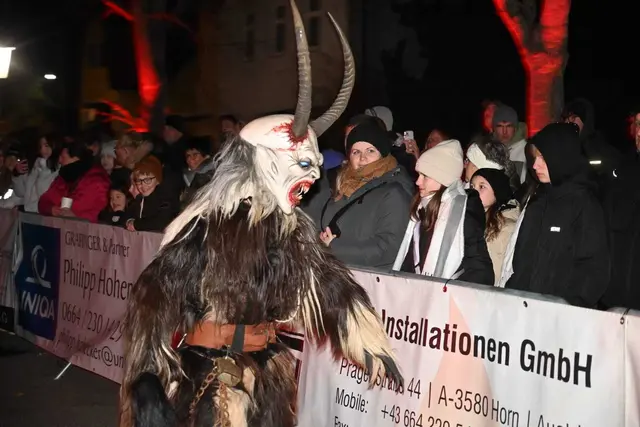 Die Show heizte den Gästen, trotz der kalten Temperaturen, so richtig ein. | Foto: Edi Poss
