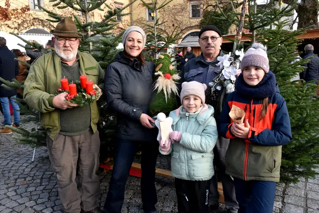 Adventausstellung auf Burg Kreuzen. Organisatorin Maria Aichinger mit den "Heinzelmännchen" Johann Brandstetter und Leopold Kühböck.  | Foto: Zinterhof