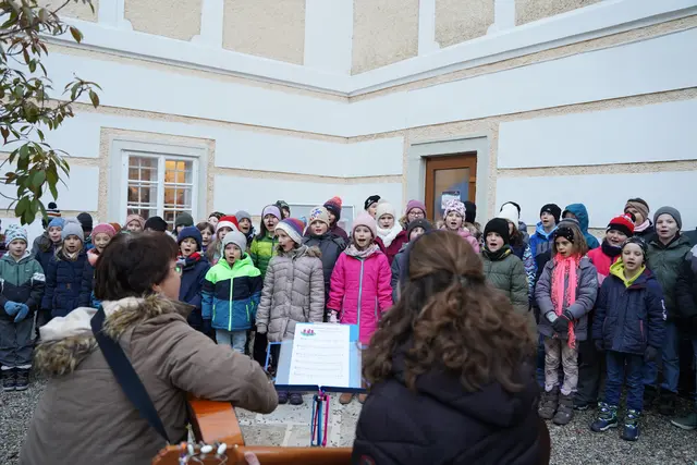 Die Volksschulkinder trugen liebevoll Adventlieder vor. | Foto: Evi Leutgeb