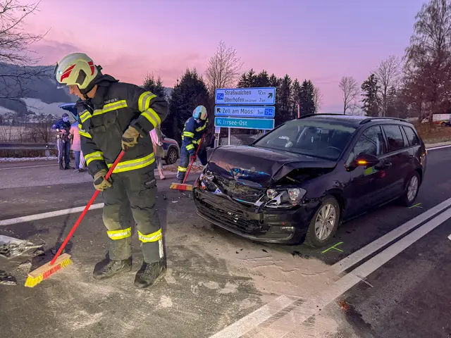 Bei dem Auffahrunfall auf der B154 traten Betriebsmittel aus. | Foto: Christian Stoxreiter