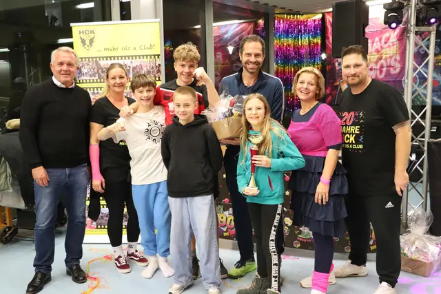 Platz zwei für die jungen Lucky's mit Papa Markus Lackner. Bgm. Manfred Komericky, HCK-Obfrau Michaela Matzer (beide li) sowie Vzbgm. Sabine Jakubzig und Christian Kauc gratulierten.  | Foto: Edith Ertl