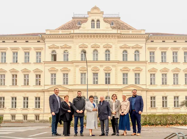 Landeshauptmannstellvertreterin Manuela Khom (4. v. l.) mit lokalen Vertretern vor der neu renovierten Fassade am Schulcampus. | Foto: Stadtgemeinde Feldbach