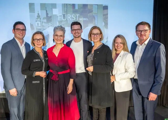 Bürgermeister Patrick Strobl, Bezirkshauptfrau Daniela Obleser, die Geschäftsführer Martina und Lukas Fürst, Landeshauptfrau Johanna Mikl-Leitner, Landtagsabgeordnete Silke Dammerer und Geschäftsführer Alois Sterkl. | Foto: NLK Khittl