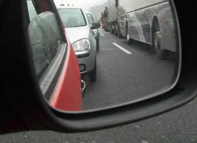 Es kam zu einem Stau nach einem Verkehrsunfall. | Foto: Symbolbild: Peter J. Wieland