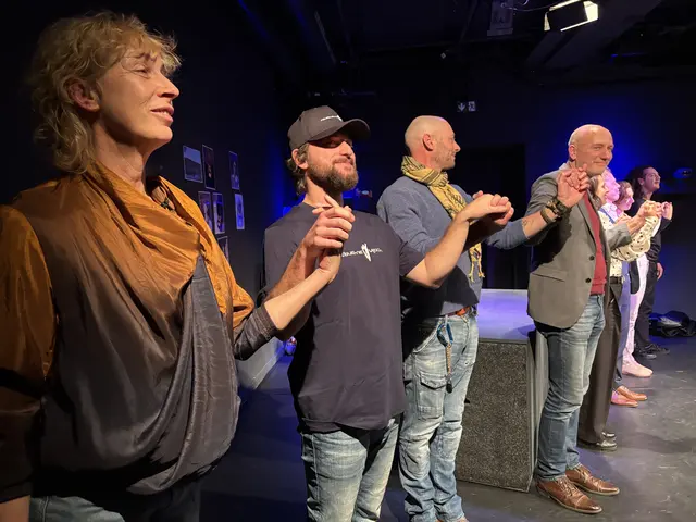 Wie bei jedem Stück wirken auch hinter der Bühne zahlreiche Leute mit.  | Foto: Birgit Gehrke