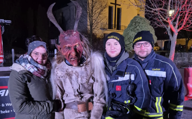 Michaela Schmöger ließ sich mit dem Krampus und der Feuerwehr ablichten. | Foto: Edi Poss