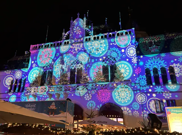 3, 2, 1: Nach dem Countdown erstrahlte das Rathaus im Advent- und Weihnachtsglanz.  | Foto: Wolfgang Ilkerl