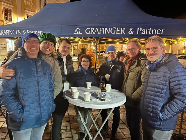 Bereits im Vorjahr war der Benefiz-Glühweinstand am Hauptplatz in Eggenburg ein voller Erfolg. | Foto: Privat