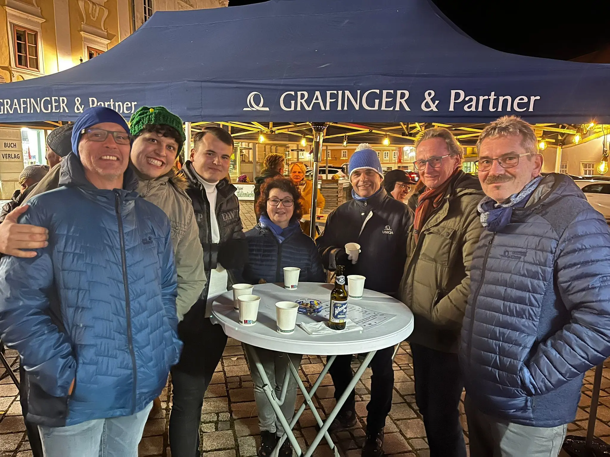Donations at Eggenburg's main square: UNIQA's charity mulled wine ...