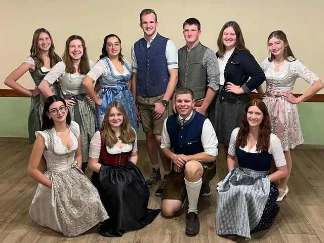 Der neue Vostand: Anika Schmidt, Leonie Kainz, Thomas Hagenauer und Alexandra Haidl (knieend) mit Bianca Resl, Lena Amberger, Claudia Jordan, Tobias Klutz, David Resl, Tanja Witzmann und Tanja Eigner (stehend, jeweils v.l.) | Foto: LJ Dobersberg