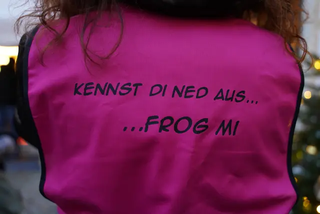 Die Leute in den rosa Jacken waren wie lebendige FAQ-Seiten: einfach alles fragen, Antwort garantiert. | Foto: Evi Leutgeb